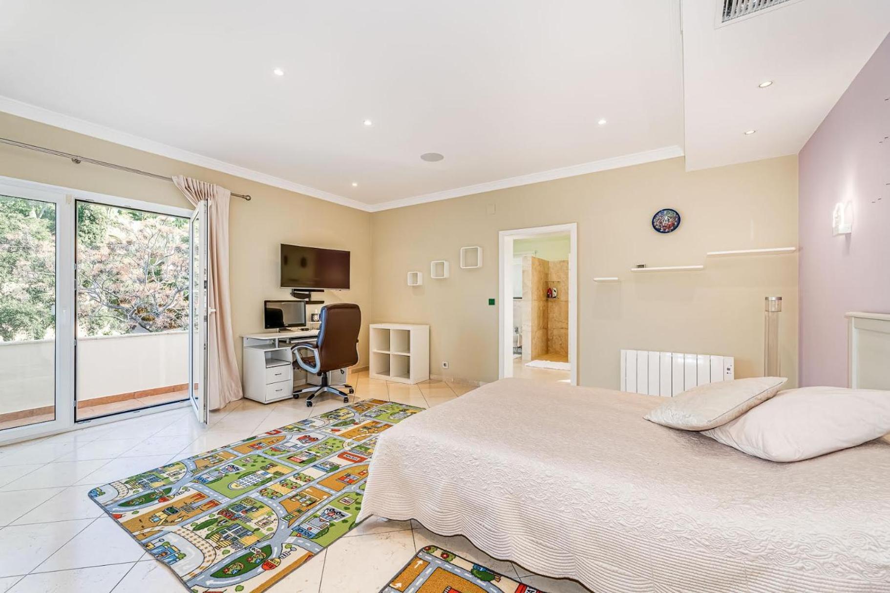 Svim, Walking Distance To The Beach! Villa