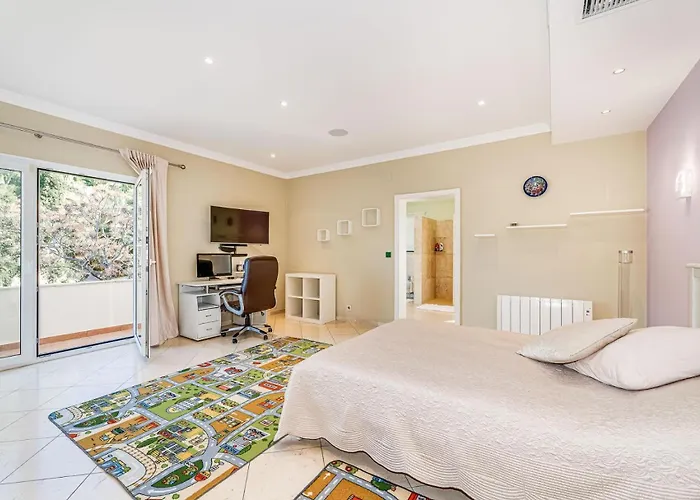 Villa Svim, Walking Distance To The Beach!