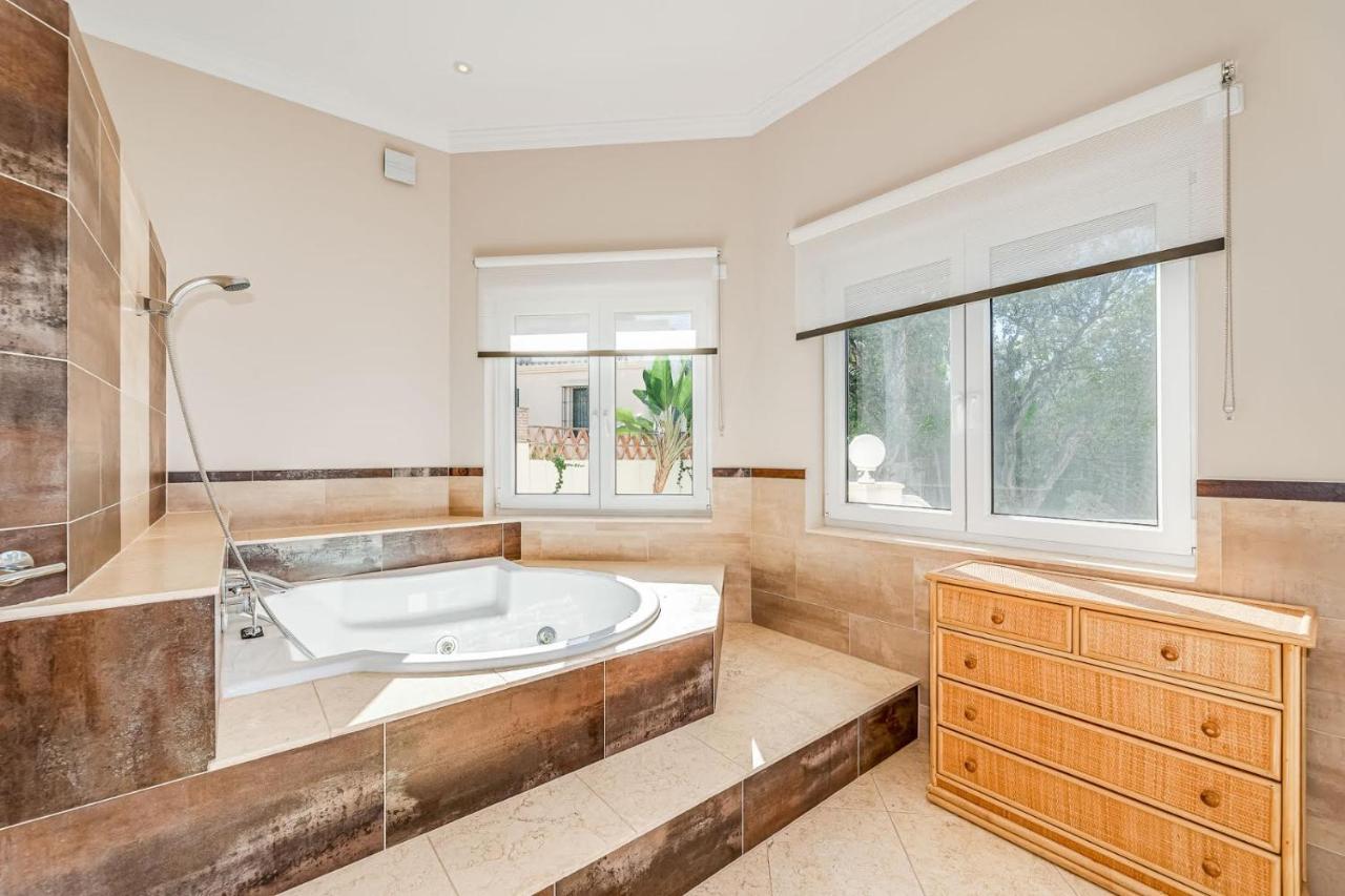 Svim, Walking Distance To The Beach! Villa Marbella